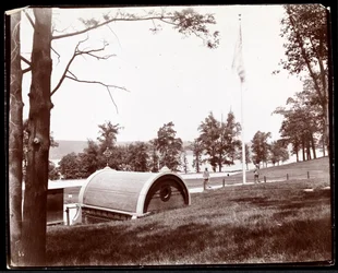 Uitzicht op het oorspronkelijke graf van Grant in Riverside Park, kijkend naar de Hudson River, New York, c.1893